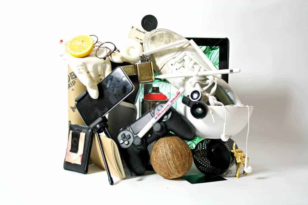 https://atozenlife.com/wp-content/uploads/2020/01/how-to-sell-clutter.jpg