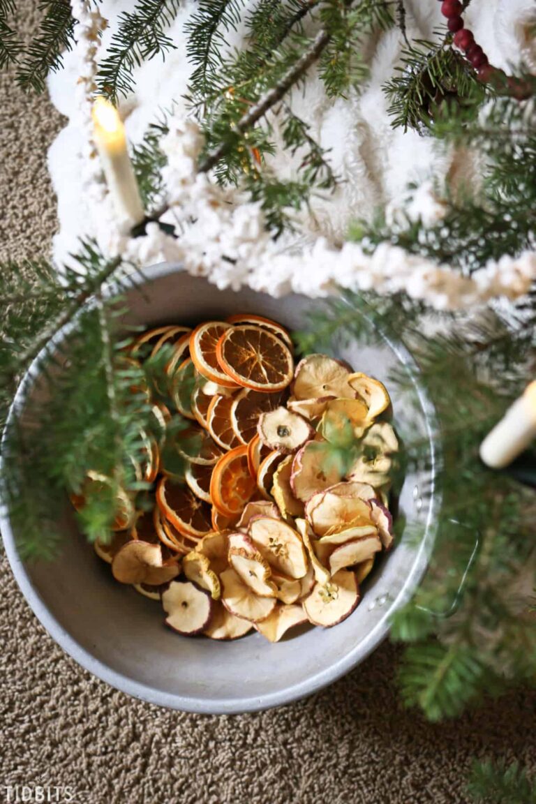 20 Lovely Minimalist Christmas Tree Ideas for A Simple, Elegant Holiday