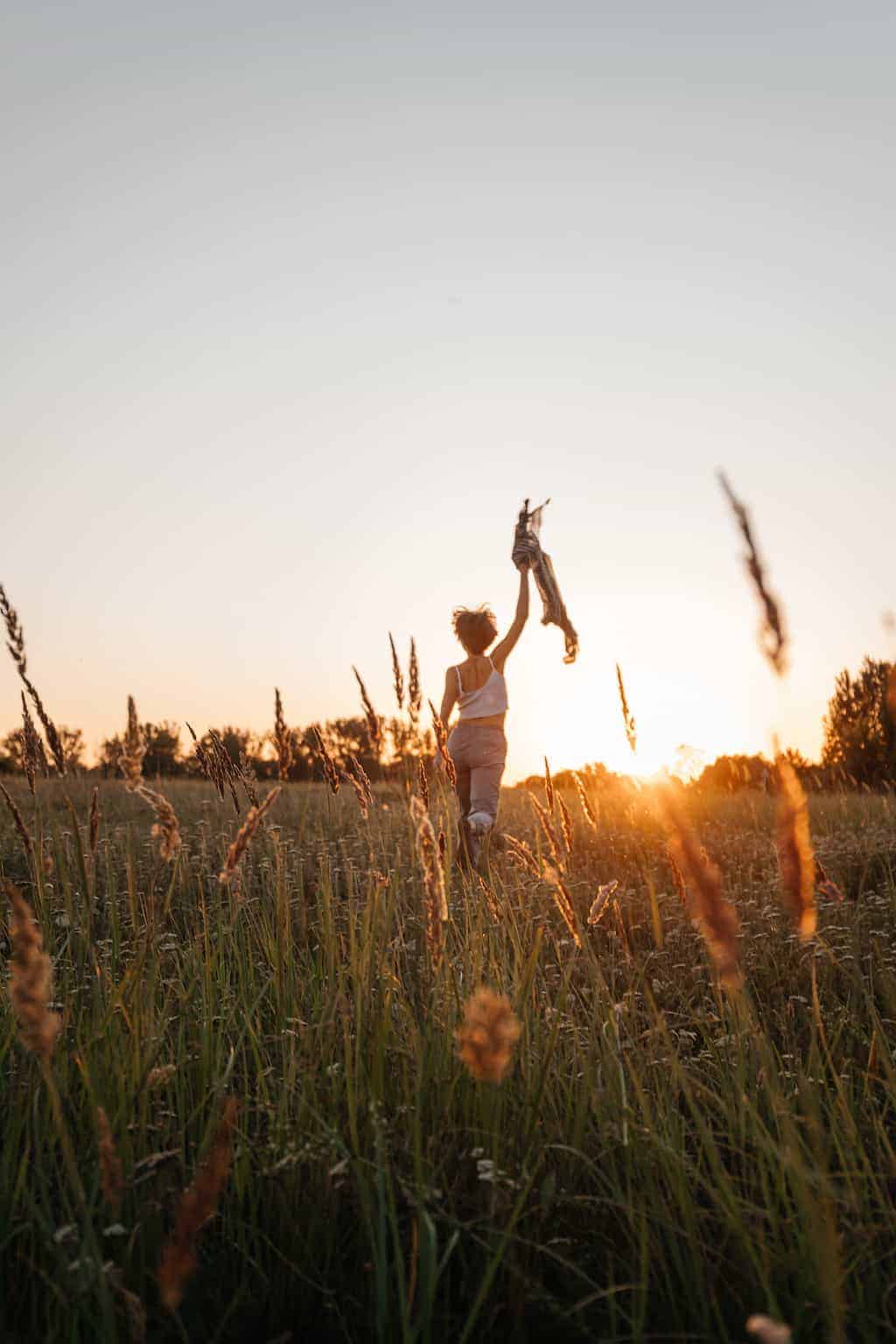 A woman who has let go of things and decluttered her life