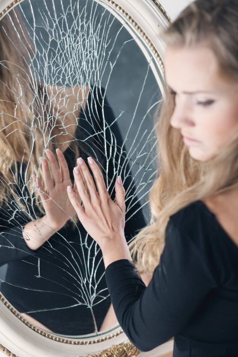 30 Toxic Person Signs That Scream “Avoid Me!” (and How to Deal)