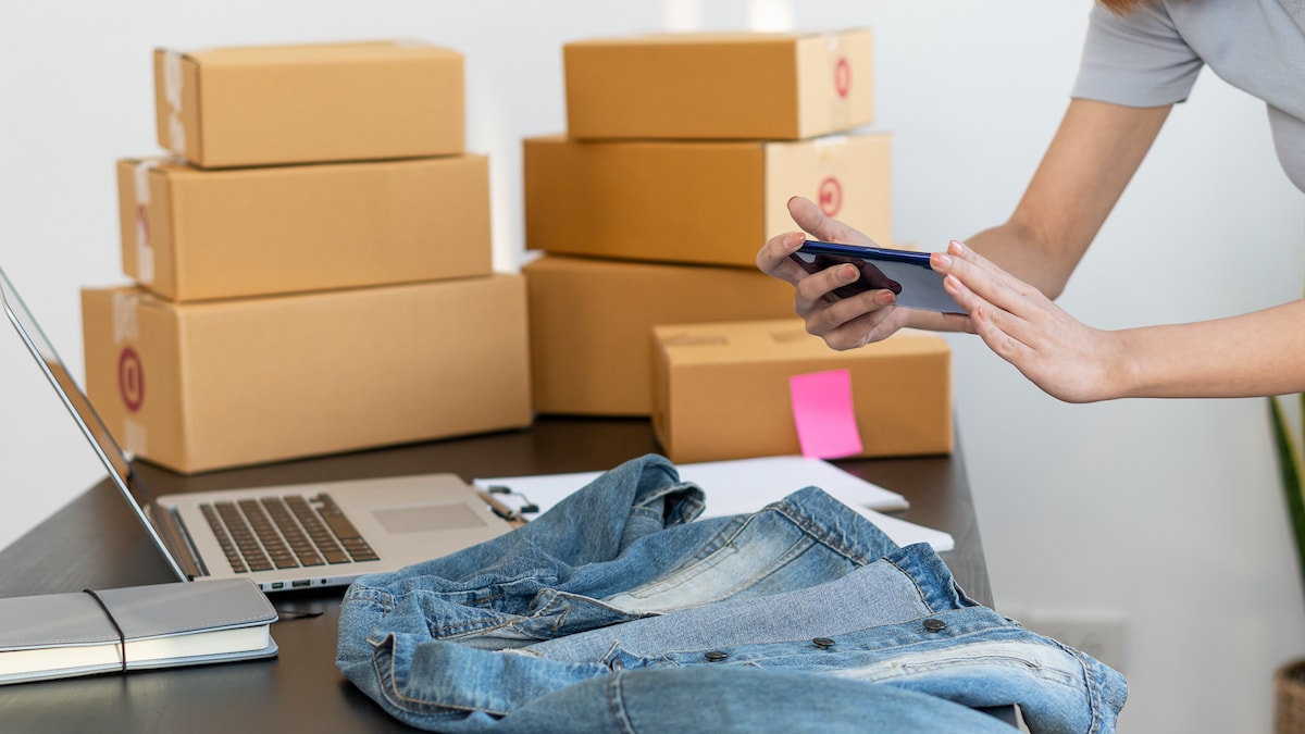 A woman photographing and selling clothes online on the best apps and sites.